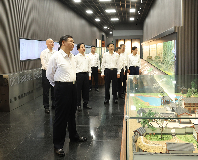 7月29日，中共中央總書記、國家主席、中央軍委主席習近平在四川考察結束返京途中，來到陜西省漢中市考察。這是習近平參觀漢中市博物館有關歷史文物展陳。