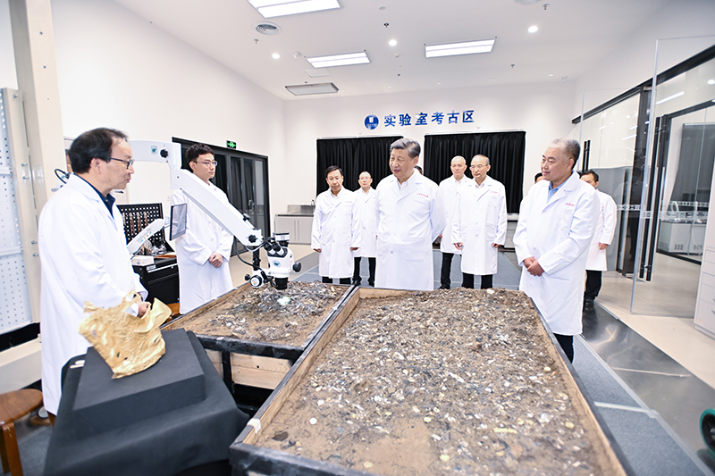 7月25日至27日，中共中央總書記、國家主席、中央軍委主席習近平在四川考察。這是26日下午，習近平在位于德陽市廣漢市的三星堆博物館文物保護與修復館，同現(xiàn)場工作人員親切交流。