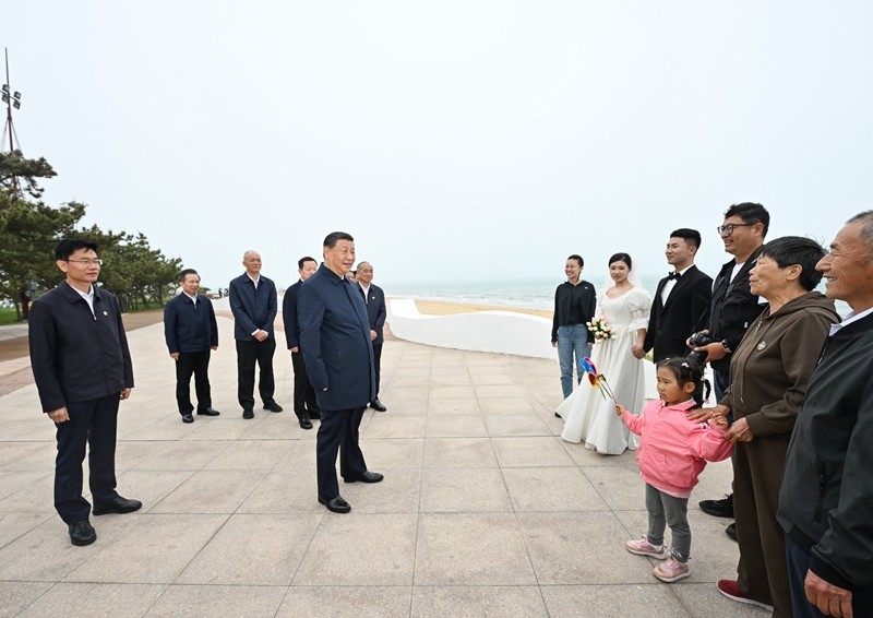 5月22日至24日，中共中央總書(shū)記、國(guó)家主席、中央軍委主席習(xí)近平在山東考察。這是22日下午，習(xí)近平在日照市陽(yáng)光海岸綠道同市民親切交流。